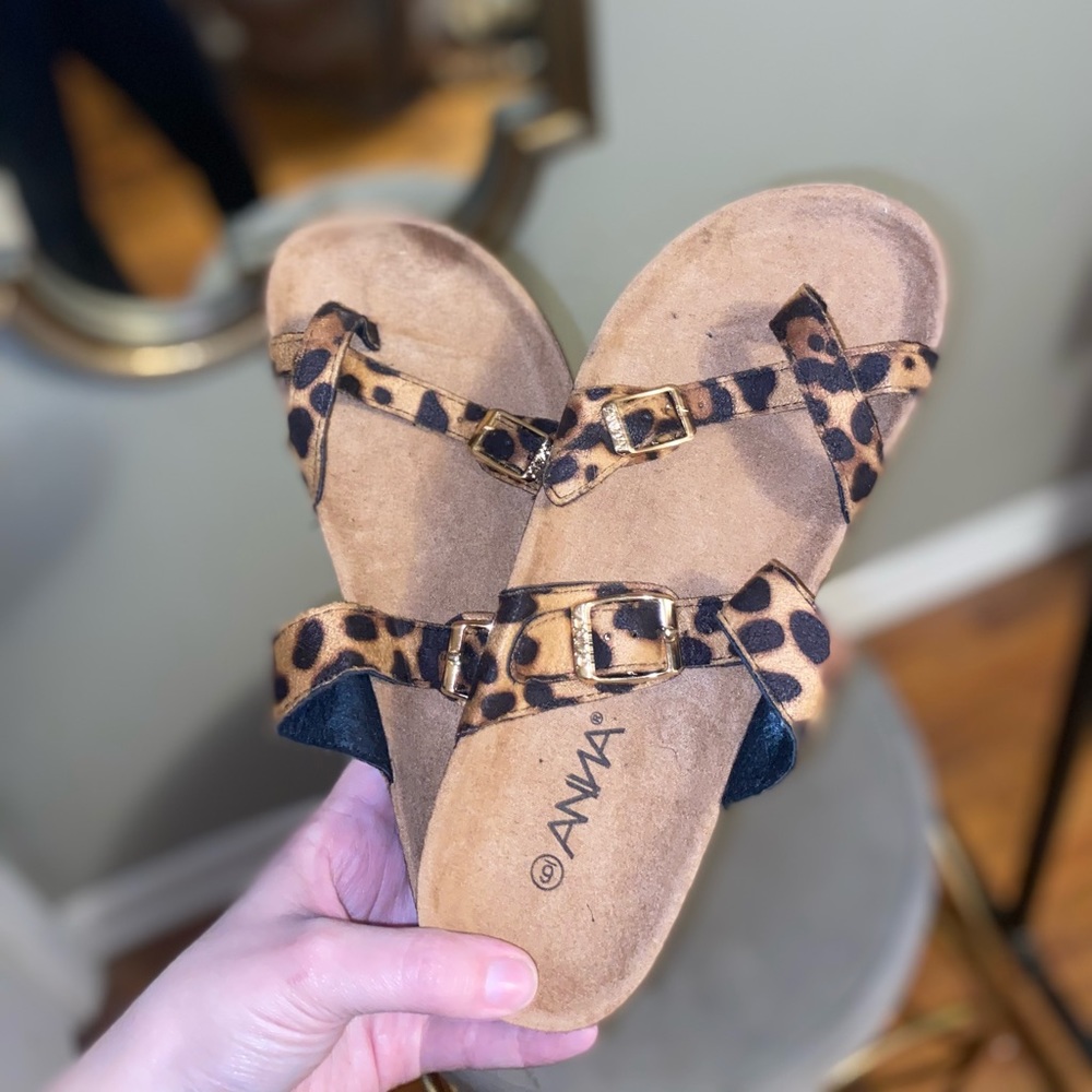 ANNA Cheetah Toe Strap Sandal Size 6